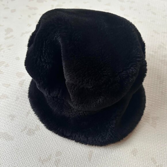 Y2K Faux Fur Hat – Tom & Pam Vibes - Picture 4 of 7